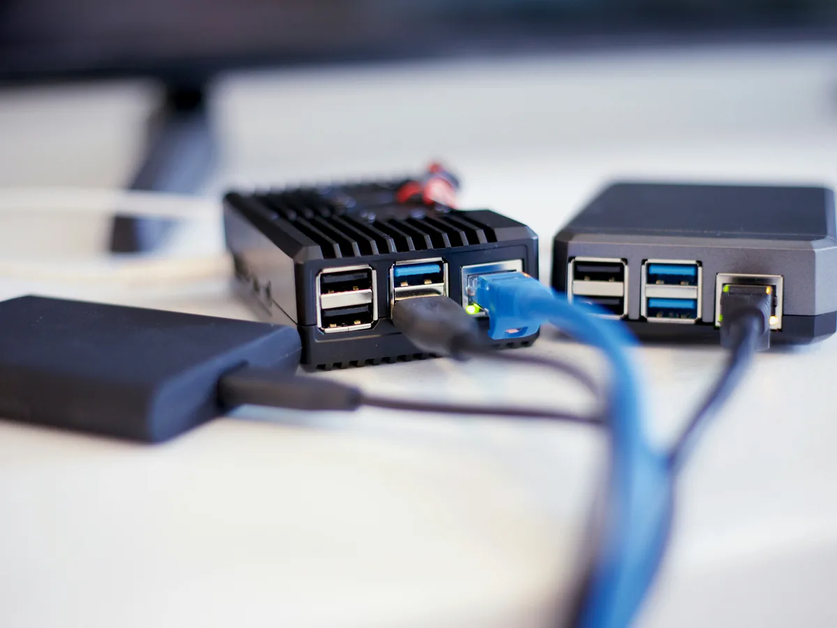 Equipamentos de rede cabeados, com conexões de rede e energia