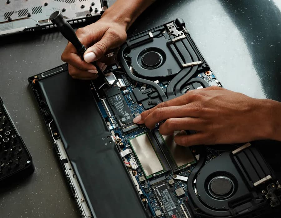 Limpeza interna de notebook, com os coolers e o dissipador à vista
