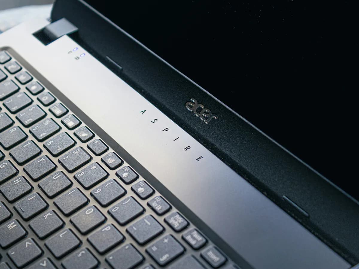 Notebook Acer Aspire aberto, com o logotipo na moldura da tela