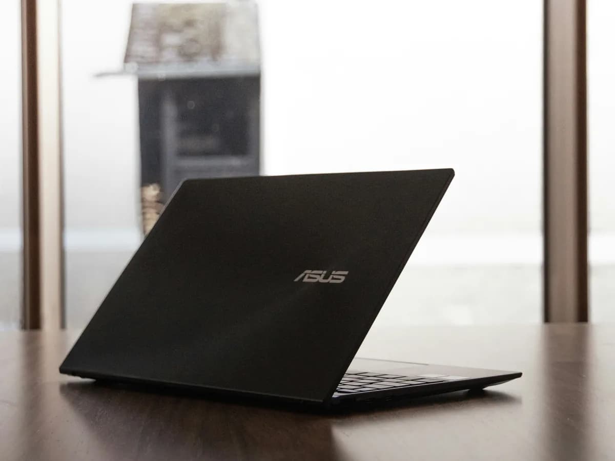 Notebook Asus sobre a mesa, com o logotipo na tampa