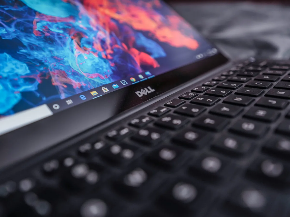 Notebook Dell aberto, com o logotipo na moldura da tela