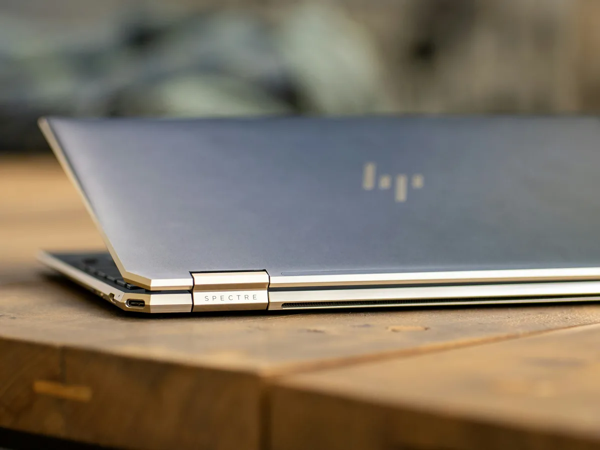 Notebook HP fechado, com o logotipo na tampa