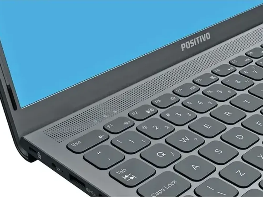 Notebook Positivo aberto, com o logotipo na moldura da tela