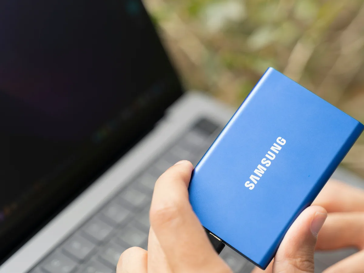 SSD portátil Samsung sendo instalado em um notebook